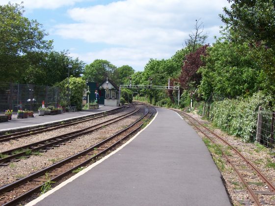 Der Bahnhof in Hythe, Richtung Dymchurch