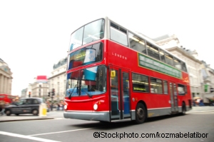 Bus und Taxi in London (©iStockphoto.com/kozmabelatibor)