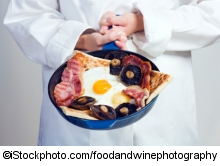 Koch mit Frühstück - ©iStockphoto.com/foodandwinephotography