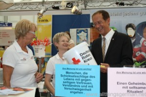 Minister Wintermeyer at the Red Cross stand in Hall 2 of the Landesausstellung