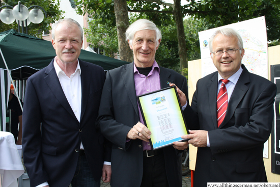 Michael Reuter, Manfred Holz and Hans-Georg Brum with the Fairtrade Town certificate