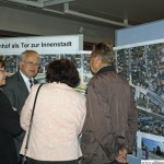 Hans-Georg Brum discussing the plans with residents