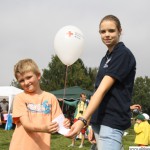 Aaron letting of a balloon with Saskia for the Young Red Cross competition